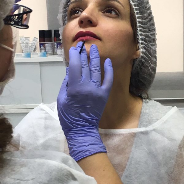 Clase demostración de micropigmentación de labios a cinco alumnas del I.E.S Espallargas de Tarragona
