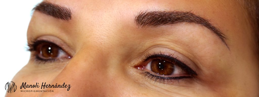 Resultado de un tratamiento de micropigmentación facial en ojos (eyeliner superior e inferior) y en cejas