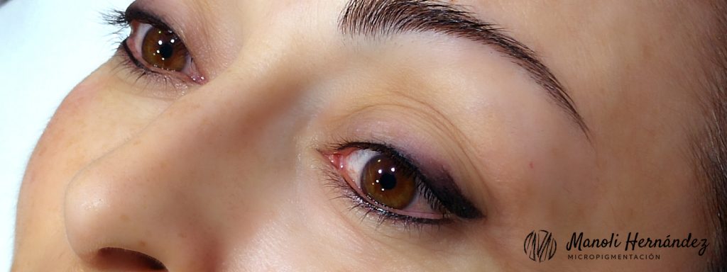 Resultado de un tratamiento de micropigmentación facial en ojos (eyeliner con sombreado)